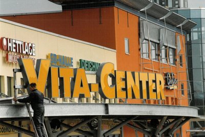 Letzte Handgriffe an der Leuchtreklame des Einkauf- und Freizeitcenters im Heckertgebiet im März 1999. Foto: