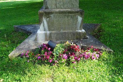 Am sowjetischen Ehrenmal im Stadtpark Hainichen wurde die Bepflanzung zerstört.