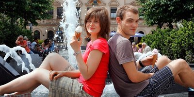 Marie Helen Tuchscherer aus Schwarzenberg und Constantin Bach aus Stollberg genießen die Sonne und ein Eis auf dem Auer Altmarkt.