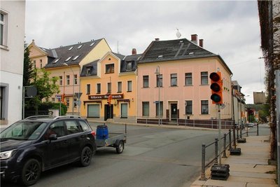 Noch geht es an der Kreuzung Zwickauer Straße/Reichenbacher Straße in Lengenfeld vergleichsweise ruhig zu. Das könnte sich ab Montag ändern. Die Ampeln, welche dann für einen unfallfreien Verkehr sorgen sollen, sind schon aufgestellt.