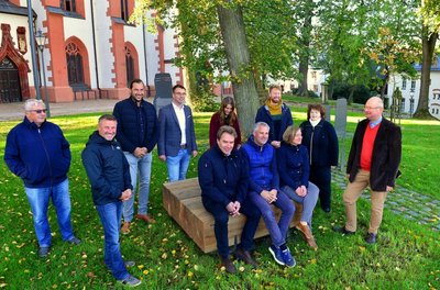 Einweihungsfeier für das sanierte Umfeld der Mittweidaer Stadtkirche: Auf dem Podest an der Freilichtausstellung sitzen OB Ralf Schreiber (l.), Stadtplaner Rico Ulbricht und Architektin Claudia Schreckenbach. 
