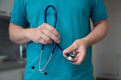 Das Sparpaket soll die gesetzlichen Krankenkassen 2027 um 16,3 Milliarden Euro entlasten - auch bei den Arztpraxen soll gekürzt werden. (Symbolbild)