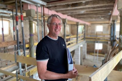 Der leitende Architekt Jürgen Wischnewski auf der Baustelle Oederaner Bau in Flöha.