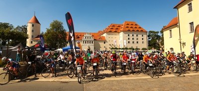 Start am Schloss: Stahlblauer Himmel, 30 Grad Celsius, 168 Fahrer.