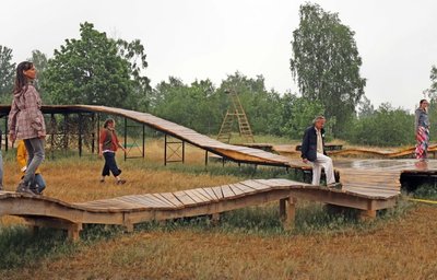 Aufgrund des Wetters mit heftigem Regen konnte das Schauspielensemble am Mittwoch nur eine kurze Szene in der Naturkulisse auf der Alten Elisabeth präsentieren. 