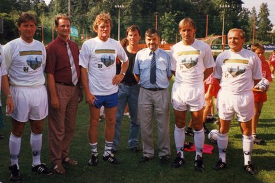Torhüter-Prominenz im vogtländischen Auerbach: Das Archivfoto zeigt unter anderem Dieter Burdenski (2. von rechts) und Sepp Maier (3. von links). Volkhardt Kramer (in der Mitte im schwarzen T-Shirt) hält sich im Hintergrund.