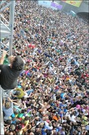 Nach der Katastrophe von Duisburg ist es für traumatisierte Teilnehmer der Loveparade wichtig, von Angehörigen und Freunden intensiven Beistand zu erfahren. Das Gefühl des kompletten Kontrollverlusts sei dabei das Schlimmste, berichten Experten.