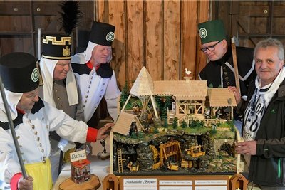 Installateurmeister Volker Heinrich (von rechts) zeigte am Sonntag am VIII. Lichtloch am Sandberg in Halsbrücke erstmals sein Modell eines Bergwerkes. Hartmut Patzelt, Michael Heise, Ulrich Schadeberg und Klaus-Dieter Hegewald von der Historischen Freiberger Berg- und Hüttenknappschaft bestaunten die Arbeit. 