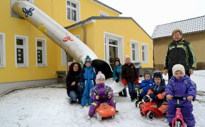 Den Kindern in der Wernesgrüner Kita "Spatzennest" machen die Evakuierungsübungen an der Rettungsrutsche immer viel Spaß. Die Behörden können nicht lachen: Sie verlangen den Anbau einer wesentlich teureren Rettungstreppe und drohen mit dem Entzug der Betriebserlaubnis.