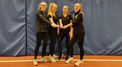 Das Staffel-Quartett mit Sarah-Michelle Leichsenring, Liv Zoe Strohbach, Anna Weichelt und Paula Mannsfeld lief bei den deutschen U-20-Meisterschaften ihre bisher schnellste Zeit über viermal 200 Meter. Mit 1:44,22 Minuten unterboten sie ihre Qualifikationszeit noch einmal um 65 Hundertstel. 