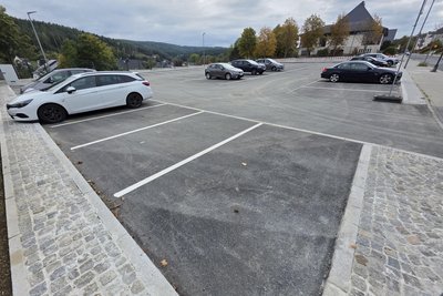 Der sanierte Parkplatz an der Hagerstraße in Bad Elster wurde jetzt wieder zum Parken freigegeben.