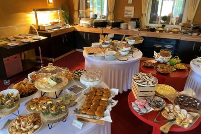 Reich gedeckte Tische fanden die Gäste beim Osterbrunch im Berggasthof Drei-Brüder-Höhe.