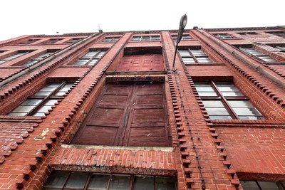 Das Gebäude mit seiner markanten Klinkerfassade steht unter Denkmalschutz und gilt als Altlastenstandort.