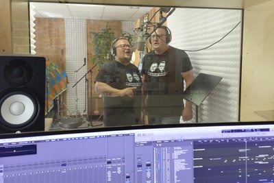 Robert Rosemann (l.) und Marco Mittangk aus Oelsnitz nahmen kürzlich ihren ersten Song im Studio von Mirko Süß auf.