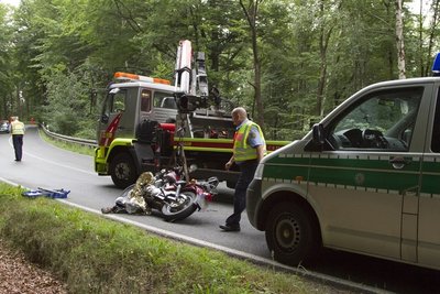 Die Yamaha geriet in einer Kurve auf die Gegenfahrbahn und prallte mit einem VW Golf zusammen.
