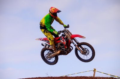Mit der Nummer 77 auf seiner Honda CRF 450 unterwegs: Michael Schmidt beim Sprung in der Motocross-Arena Thurm.   
