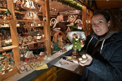 Sandra (vorn) und Carola Meinhardt von der Sächsischen Kunststube Gabriele Günther beim Einräumen des Weihnachtsmarktstands in Freiberg im November. Die Märkte fielen aus, aber die Branche konnte große Teile des Geschäfts ins Internet verlagern. 