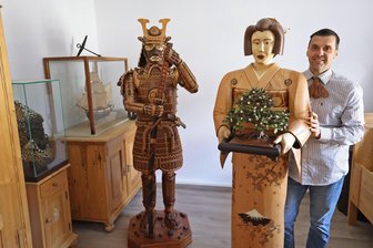 69 Kilo Holzkunst: Danny Reinhold präsentiert seine Geisha beim Holzkunstmarkt Lichtenstein - Danny Reinhold hat seine Geisha fertig.