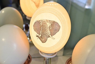 Ein graviertes Straußenei als Lampe aus Deutschland.