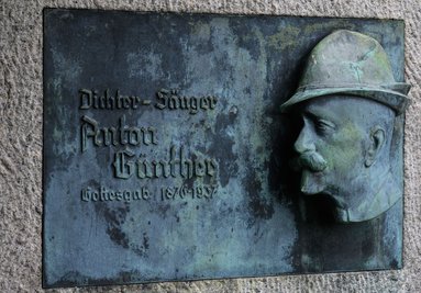 Erfinder der Liedpostkarte: Eine Gedenktafel erinnert auf dem Freidhof in Gottesgab (Boží Dar, Tschechien) an den Komponisten und Dichter Anton Günther.