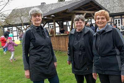 Kulturmanagerin Thurid Dittrich (von rechts) und ihre Mitstreiterinnen Monika Lamm und Bärbel Hagenguth am VII. Lichtloch in Halsbrücke.