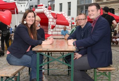 Parteichefin Janine Wissler unterstützt Alexander Weiß im Landratswahlkampf. In Zwickau ist der Funke noch nicht übergesprungen. 