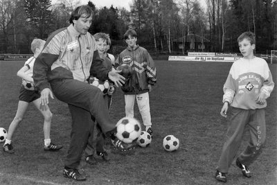 Bei der 1. Dieter-Burdenski-Fußballschule 1992 in Auerbach gehörte der frühere Werder-Torwart noch selbst zu den Trainern.