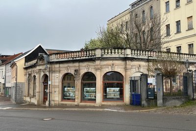 Im Galeriegebäude der Tuchfabrik Werdau findet ein Hutzenabend mit Livemusik statt.
