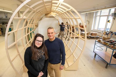 Adina Weschenfelder und Roland Fuhrmann sind gespannt, wie das neue Museum angenommen wird. Obwohl die Mitarbeiter, allen voran Projektleiter Christian Ketzel, noch letzte Arbeiten vor dessen Eröffnung ausführen müssen, sagen sie selbstbewusst: „Wir schaffen das!“ Im Hintergrund: das geheimnisvolle Kaleidoskop.