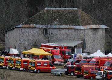 Feuerwehrfahrzeuge in der Nähe des Bergdorfes Seyne-les-Alpes.
