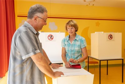 Im Wahlbüro in der Kita Mäuseburg in Annaberg-Buchholz wurde eine hohe Teilnahme verzeichnet. Im Bild: Wahlhelfer Matthias Otto (links) mit Wählerin Karin Küchler.