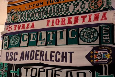 Die Schals der internationalen Gegner im Europapokal zieren eine Wand im Vereinsheim Alois.