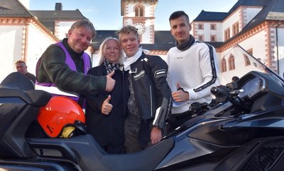 Am Ziel: Leon (2. v. re.) mit seiner Mutter Romy Kühnert, seinem Lenker Ingolf Rost (li.) und dem Organisator Felix Wolf.