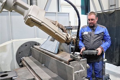 Die BAF GmbH Leubsdorf ist ein Stahlbauunternehmen, das unter anderem Komponenten für Baumaschinen zuliefert. Hier richtet Mitarbeiter Kai Mielke einen Schweißroboter ein. 