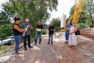 Ein Zeitkapsel wurde mit Erinnerungsstücken befüllt und anschließend in der Bodenplatte für den Anbau versenkt.