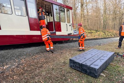 Mithilfe der Drahtseilbahn wurden die neuen Kunststoffschwellen am Morgen entlang der Strecke verteilt.