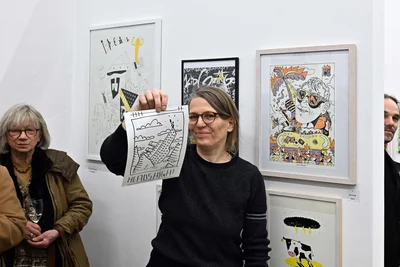 Galeristin Henriette Schneidewind mit der Zeichnung von Kid Gringo, die der Ausstellung den Titel gab: „Heads High!“, die Köpfe hoch.