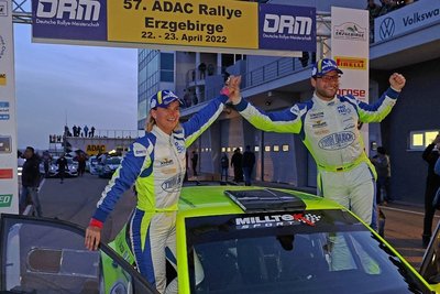 Strahlende Sieger: Philip Geipel und Katrin Becker-Brugger jubeln im Ziel am Sachsenring über ihren Triumph bei der Erzgebirgsrallye.