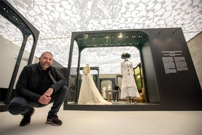 Geschäftsführer Christian Ketzel ist auch Projektleiter in der „Fabrik der Fäden“. Unter seiner Regie werden die unikaten Ausstellungselemente vor Ort integriert.