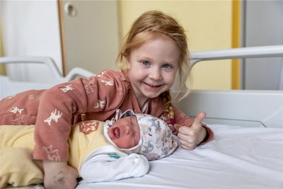 Marie (3) ist stolz auf ihre kleine Schwester Sophie, die am 29. Februar im Kreiskrankenhaus Freiberg zur Welt kam.