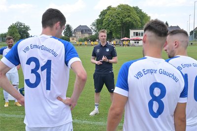 Co-Trainer Benjamin Brückner (M.), hier während der Saisonvorbereitung, vertrat VfB-Empor-Coach Nico Quade.