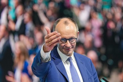 Friedrich Merz, Kanzlerkandidat der Union und CDU-Bundesvorsitzender, lässt sich nach seiner Rede auf dem Bundesparteitag am Montag von den Delegierten feiern.