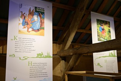 Bei der Osterausstellung in Eubabrunn wird in einer begehbaren Faksimileversion das Bilderbuch "Die Häschenschule" von Albert Sixtus gezeigt.