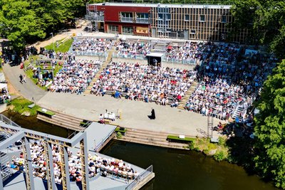 Zum Gottesdienst an der Seebühne waren hunderte Menschen gekommen.