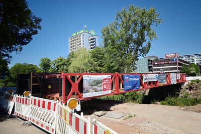 Fußgänger und Radfahrer sollen über eine Interimsbrücke über die Chemnitz gelangen.