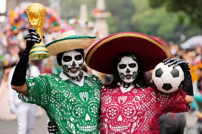 Kostümierte bei WM-Parade in Mexiko-Stadt