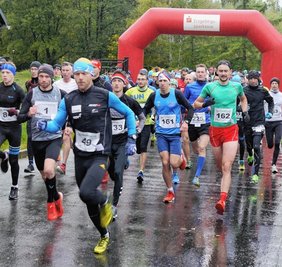 2019 verteidigte Marc Schulze (Nr. 1) den Sieg beim Fichtelberglauf von 2018, danach setzte Corona ein Stoppzeichen. Nun will der Mann vom Citylaufverein Dresden das dritte Mal als Erster auf dem Plateau ankommen. 