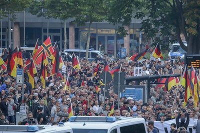 Einem Aufruf von Pro Chemnitz folgten zur gleichen Zeit etwa 2300 Menschen. Viele Teilnehmer waren von außerhalb angereist. Foto: Toni Söll