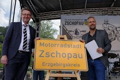 Sachsens Innenminister Roland Wöller (l.) und Zschopaus Oberbürgermeister Arne Sigmund enthüllten das Schild mit dem neuen Titel. 