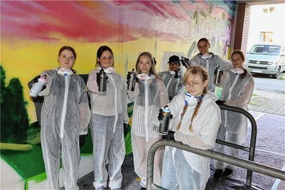 Die Schülerinnen Valencia, Elaine, Anika, Narges, Sophia, Alena und Pauline (v. l.) nehmen am Projekt teil.